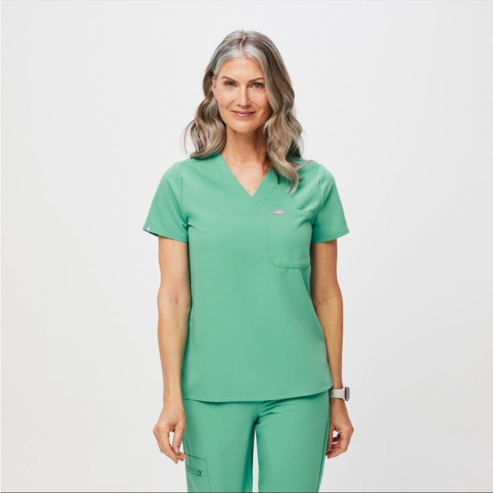 FIGS Scrub Top XS Women’s Surgical Green Catarina One Pocket Fionx